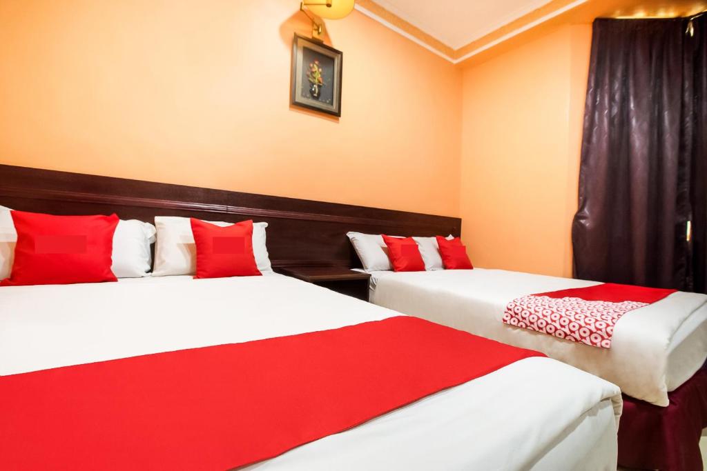 Postel nebo postele na pokoji v ubytování Ipoh Times Inn Hotel