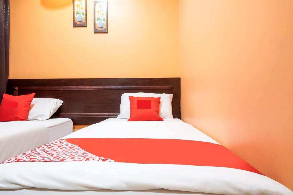 Postel nebo postele na pokoji v ubytování Ipoh Times Inn Hotel