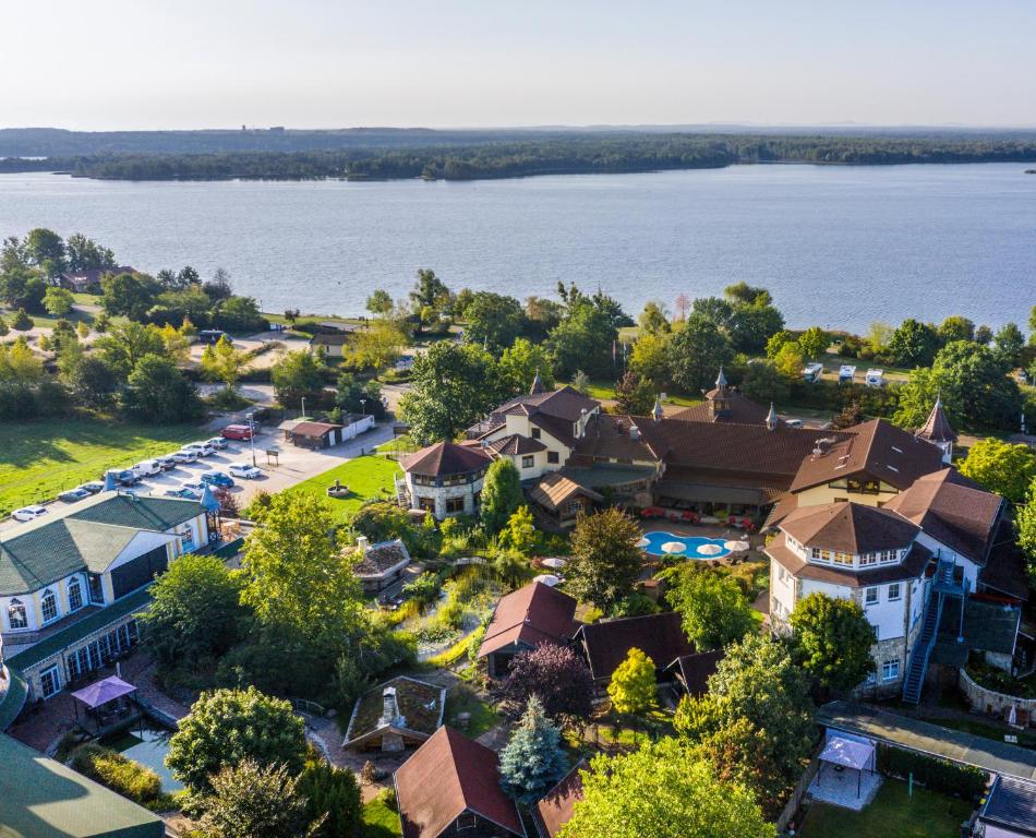 una vista aérea de una ciudad con un lago en Wellnesshotel Seeschlößchen - Privat- Spa & Naturresort en Senftenberg