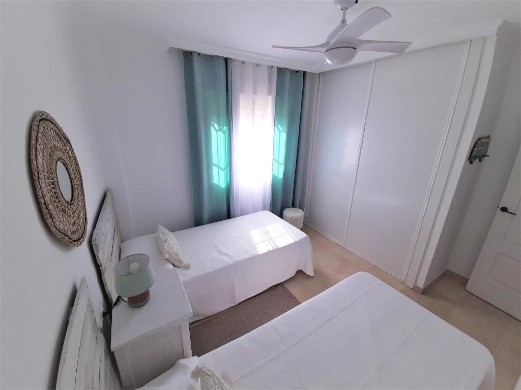Кровать или кровати в номере COSTA LAGO BEACH