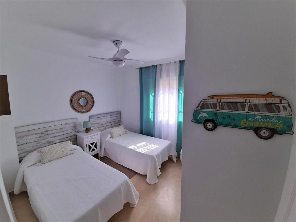 Кровать или кровати в номере COSTA LAGO BEACH