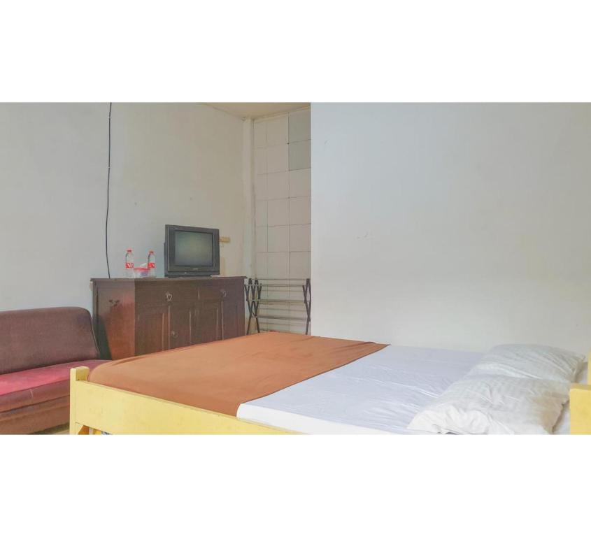 Postel nebo postele na pokoji v ubytování Hotel Jaya Kusuma near Candi Prambanan Mitra RedDoorz