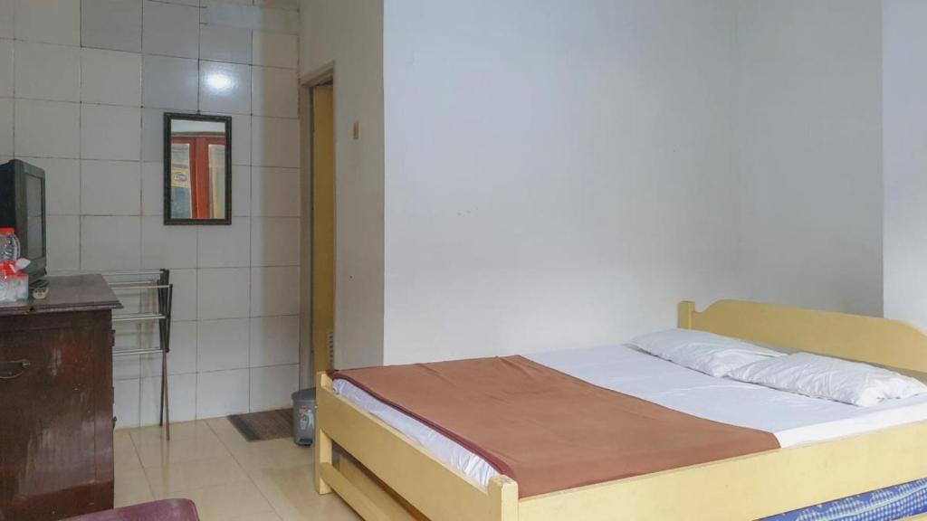 Postel nebo postele na pokoji v ubytování Hotel Jaya Kusuma near Candi Prambanan Mitra RedDoorz