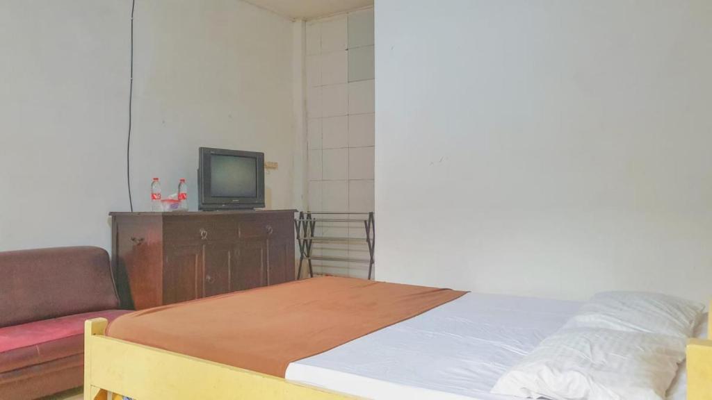 Postel nebo postele na pokoji v ubytování Hotel Jaya Kusuma near Candi Prambanan Mitra RedDoorz