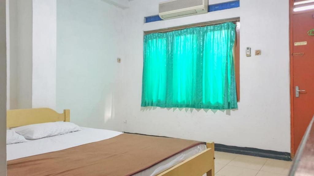 Postel nebo postele na pokoji v ubytování Hotel Jaya Kusuma near Candi Prambanan Mitra RedDoorz