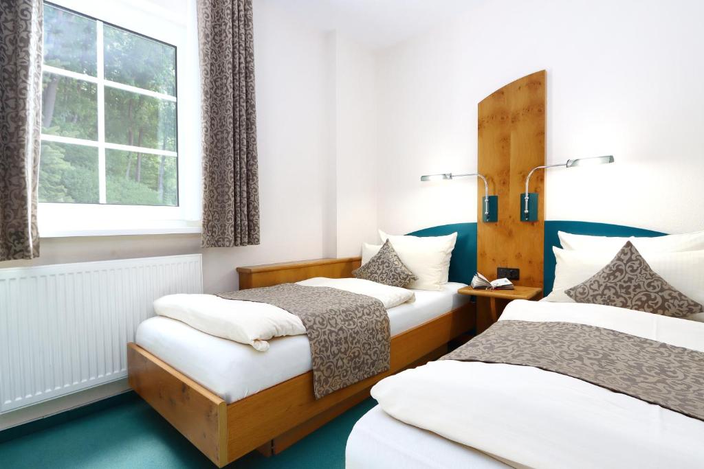 Postel nebo postele na pokoji v ubytování Parkhotel Flora