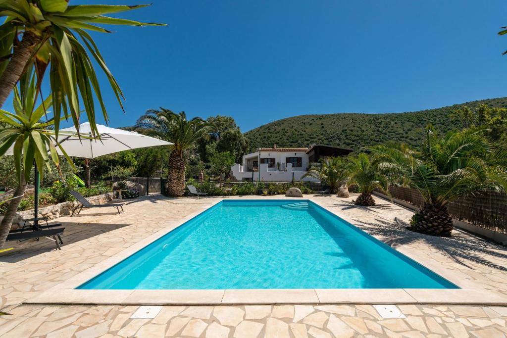 uma piscina em frente a uma villa em Villa Un Tocco dalle Stelle em Torre delle Stelle