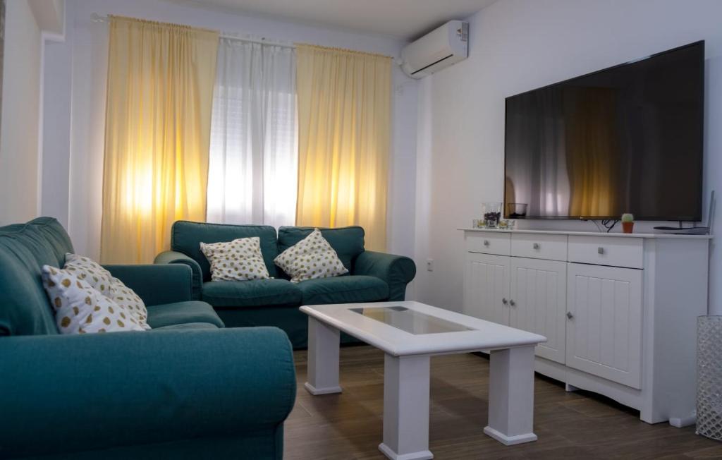 - un salon avec un canapé et une télévision dans l'établissement Calle Carmen Viejo Apartamento, à Sanlúcar de Barrameda