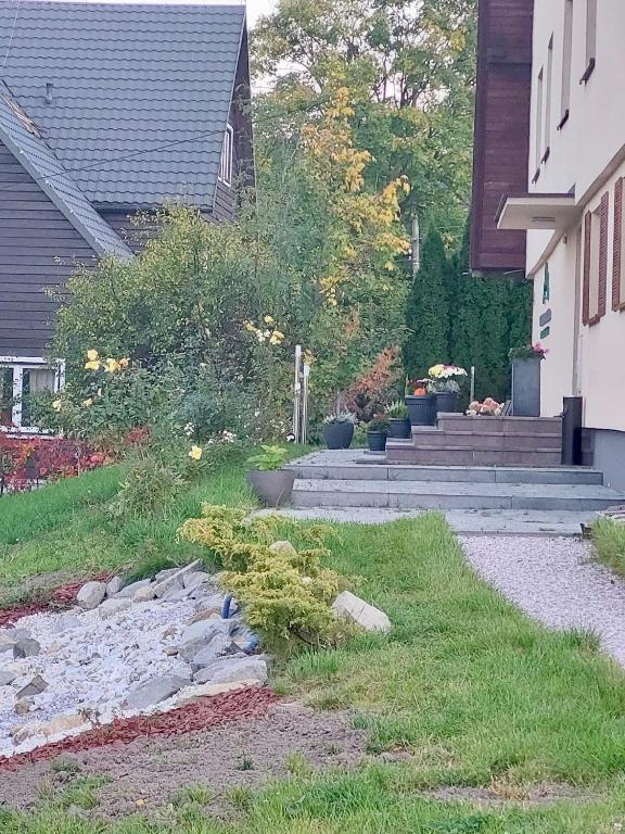 Vonkajšia záhrada v ubytovaní Willa Mała Beskidzka