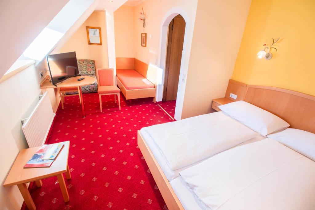 TV a/nebo společenská místnost v ubytování Hotel Weissenstein