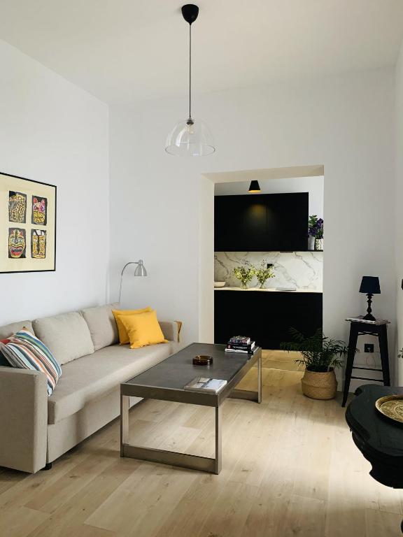a living room with a couch and a coffee table at Casa Miguel - Apartamento 1 in Sanlúcar de Barrameda