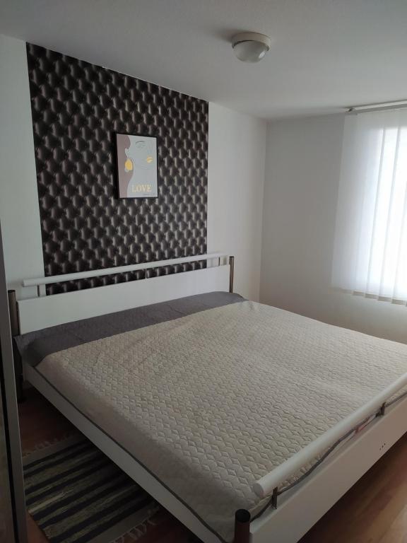 A bed or beds in a room at Reni Apartman