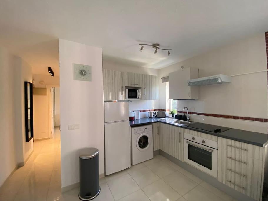Kuchyň nebo kuchyňský kout v ubytování Apartamento Agata 208 Benalmádena 2 hermosas terrazas