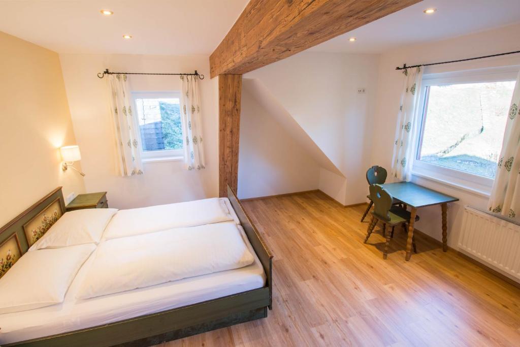 Postel nebo postele na pokoji v ubytování Hotel Weissenstein