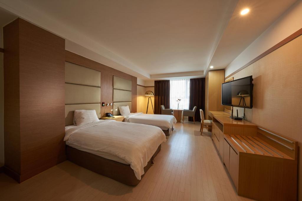 TV a/nebo společenská místnost v ubytování Gyeongju GG Tourist Hotel