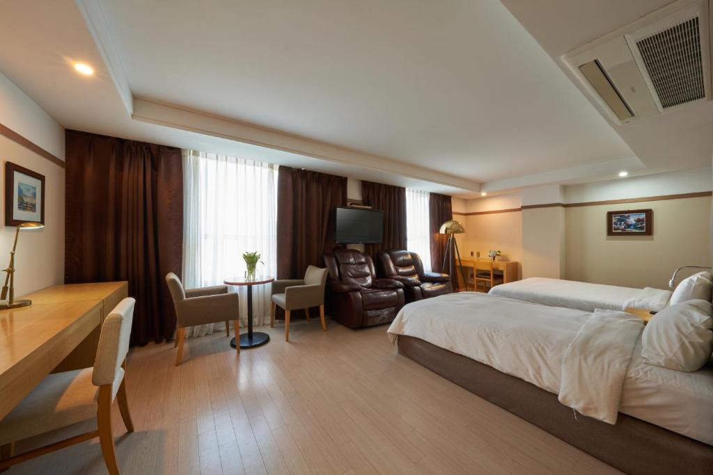 Postel nebo postele na pokoji v ubytování Gyeongju GG Tourist Hotel