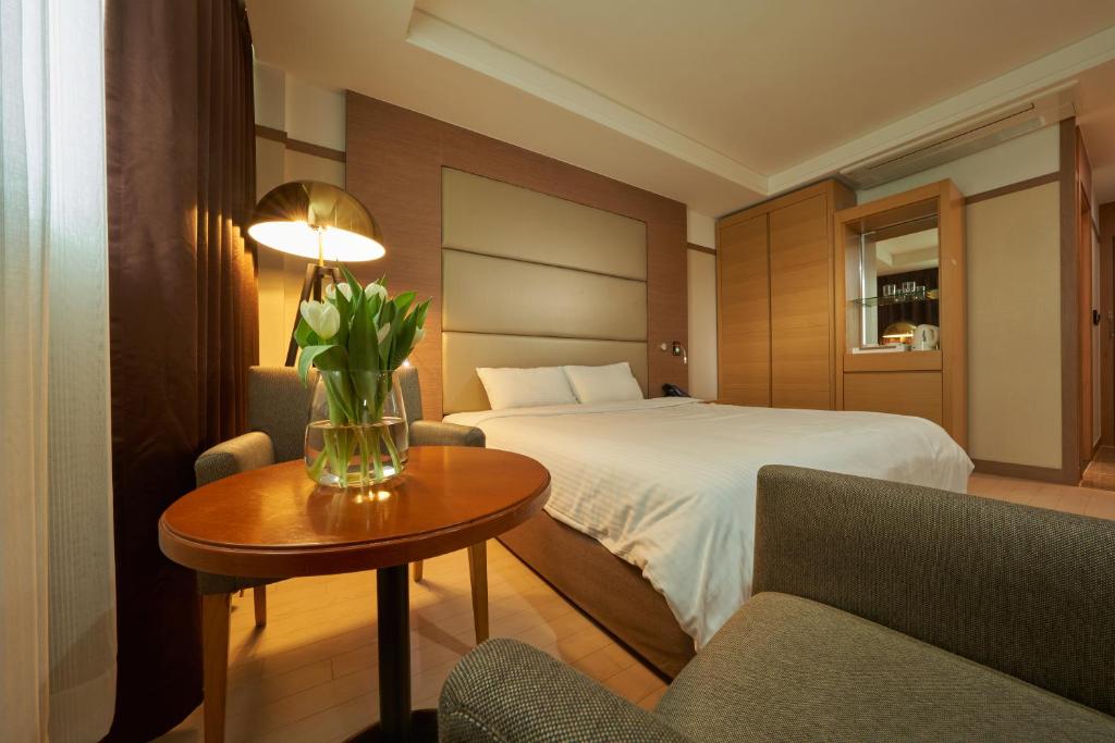 Postel nebo postele na pokoji v ubytování Gyeongju GG Tourist Hotel