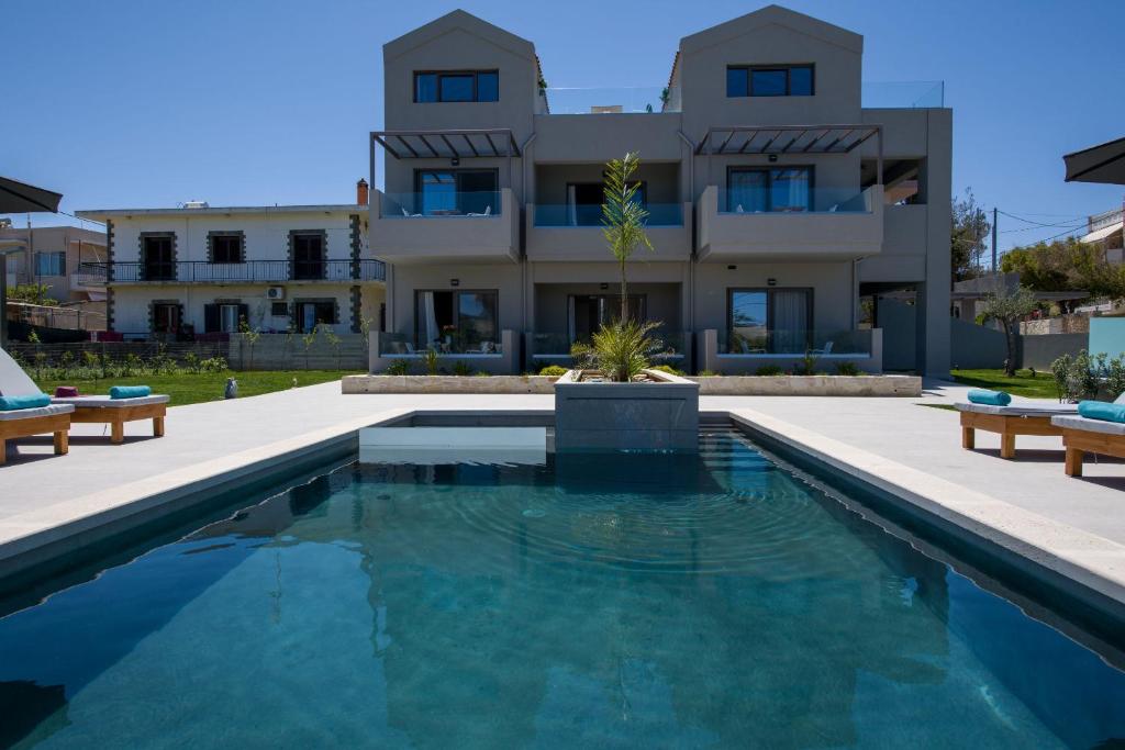 une maison avec une piscine en face d'une maison dans l'établissement Eleanthi Modern Living, à Galatás