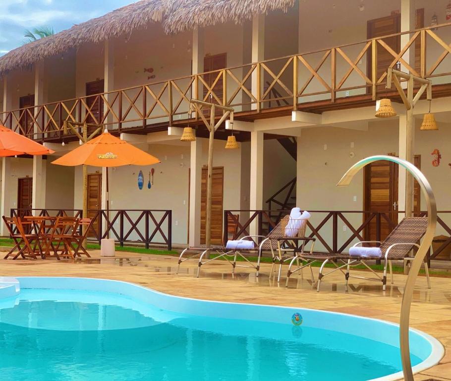 um resort com uma piscina em frente a um edifício em Pousada Ventos do Norte em Barra Grande