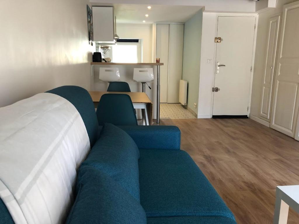 sala de estar con sofá azul y blanco en Suites Rive Gauche - FONTAINEBLEAU - Chez Julien en Fontainebleau