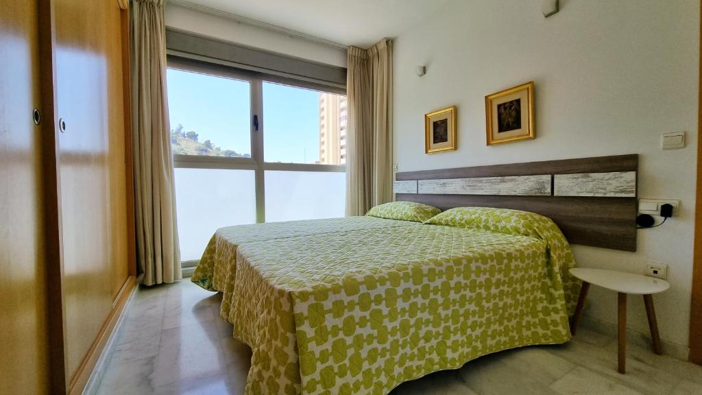 Apartamento familiar con terraza privada, parking gratuito y WiFi