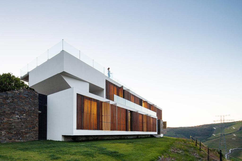 una casa in cima a una collina erbosa di Quinta De Casaldronho Wine Hotel a Lamego