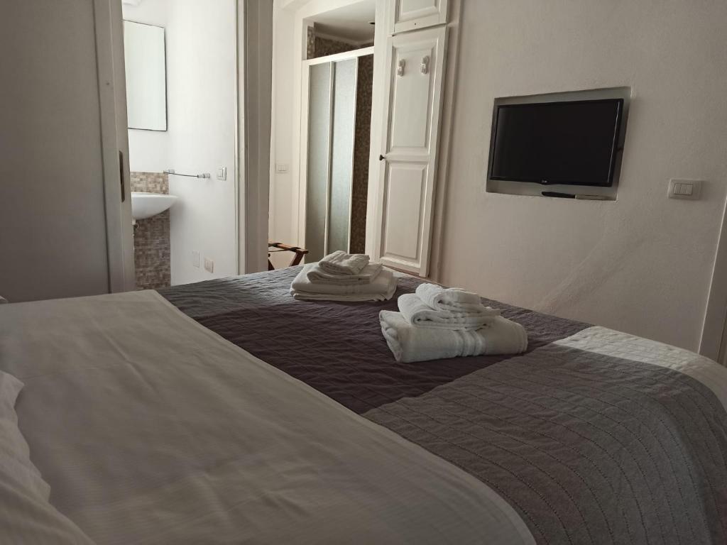 Een bed of bedden in een kamer bij B&B Five Rooms