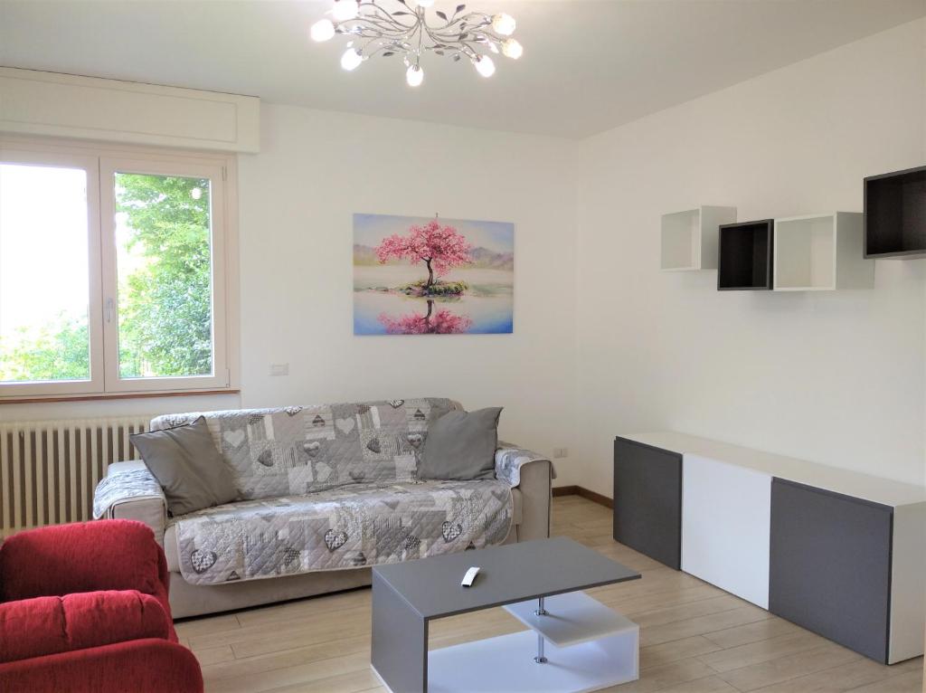salon z kanapą i stołem w obiekcie La Rosa del Lago w mieście Omegna
