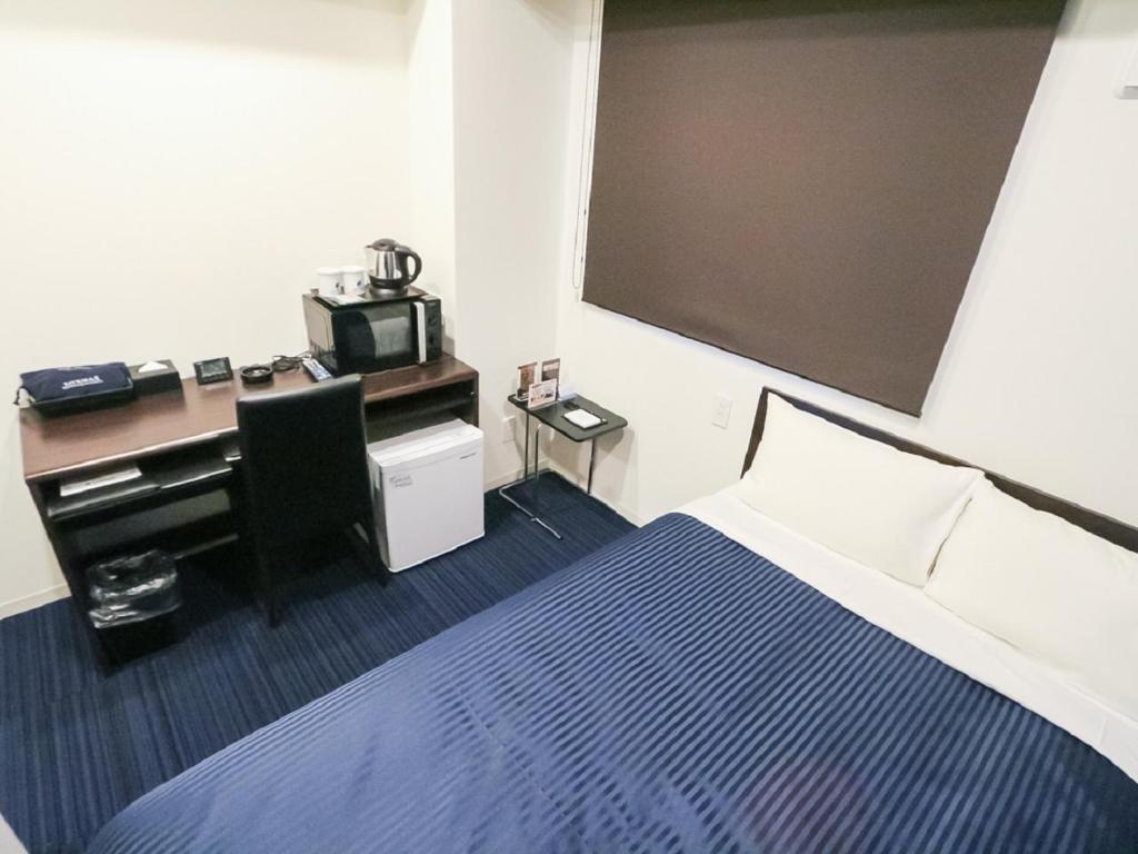 Postel nebo postele na pokoji v ubytování HOTEL LiVEMAX Akihabara Kita