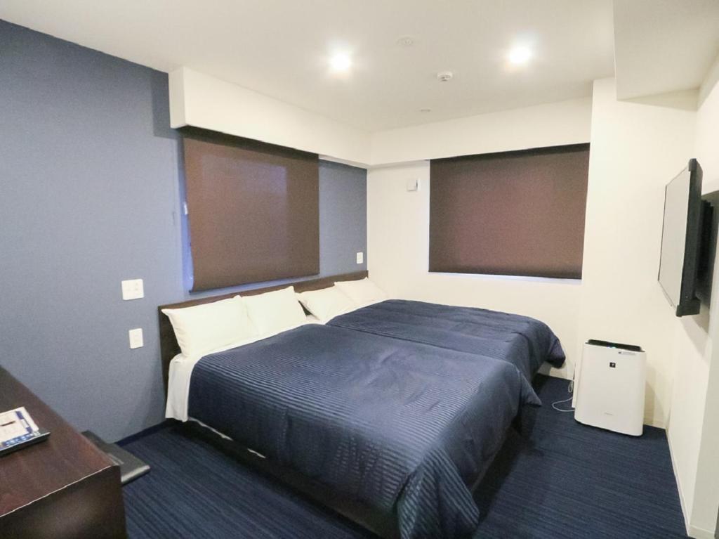Postel nebo postele na pokoji v ubytování HOTEL LiVEMAX Akihabara Kita