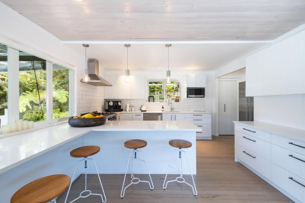 Kuchyň nebo kuchyňský kout v ubytování Kawau Lodge Boutique Resort