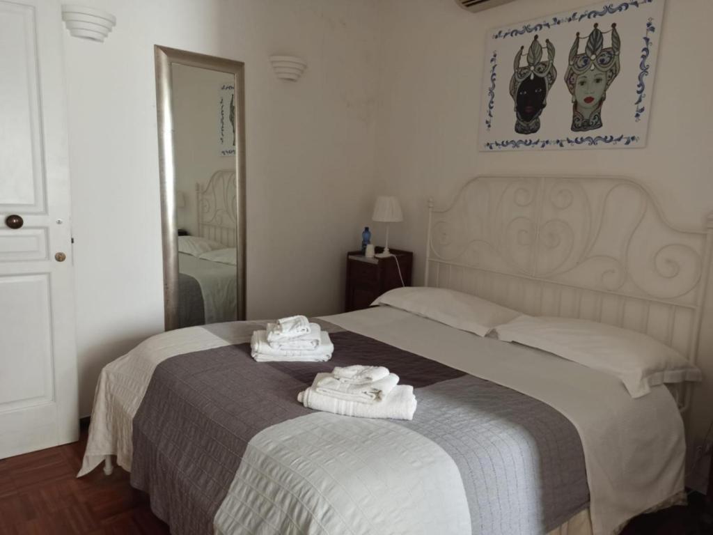Een bed of bedden in een kamer bij B&B Five Rooms