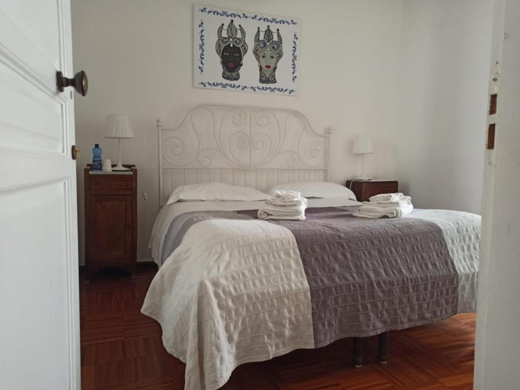 Een bed of bedden in een kamer bij B&B Five Rooms