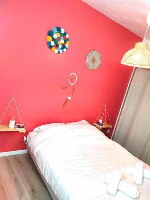 Łóżko lub łóżka w pokoju w obiekcie L'Antique SPA: jacuzzi sous patio