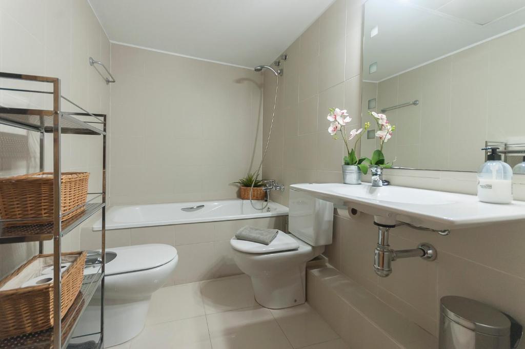 Kúpeľňa v ubytovaní Lets Holidays EXCELLENT APARTMENT NEXT BEACH 7