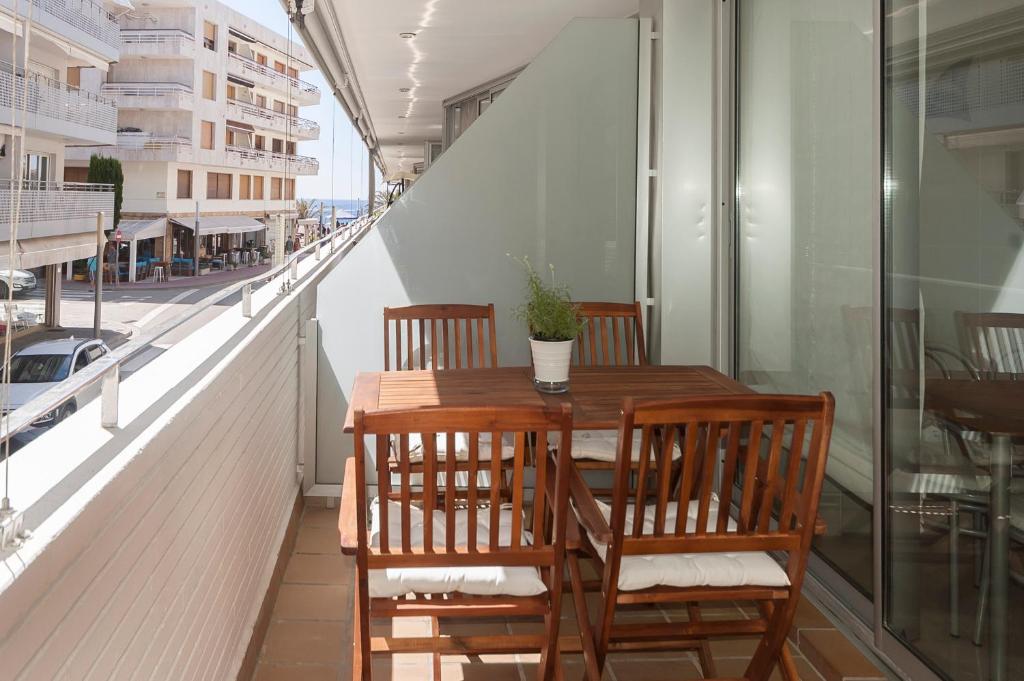 Balkón alebo terasa v ubytovaní Lets Holidays EXCELLENT APARTMENT NEXT BEACH 7