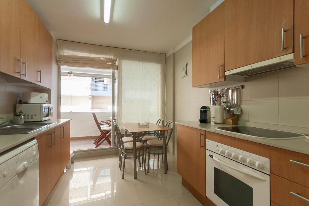 Kuchyňa alebo kuchynka v ubytovaní Lets Holidays EXCELLENT APARTMENT NEXT BEACH 7