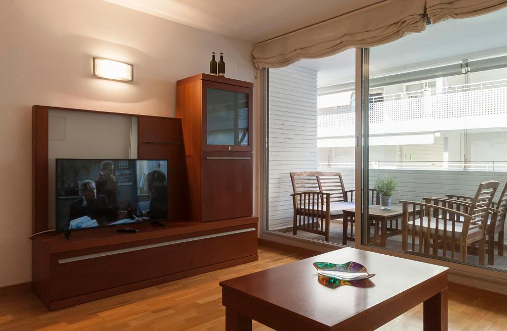 Televízia a/alebo spoločenská miestnosť v ubytovaní Lets Holidays EXCELLENT APARTMENT NEXT BEACH 7