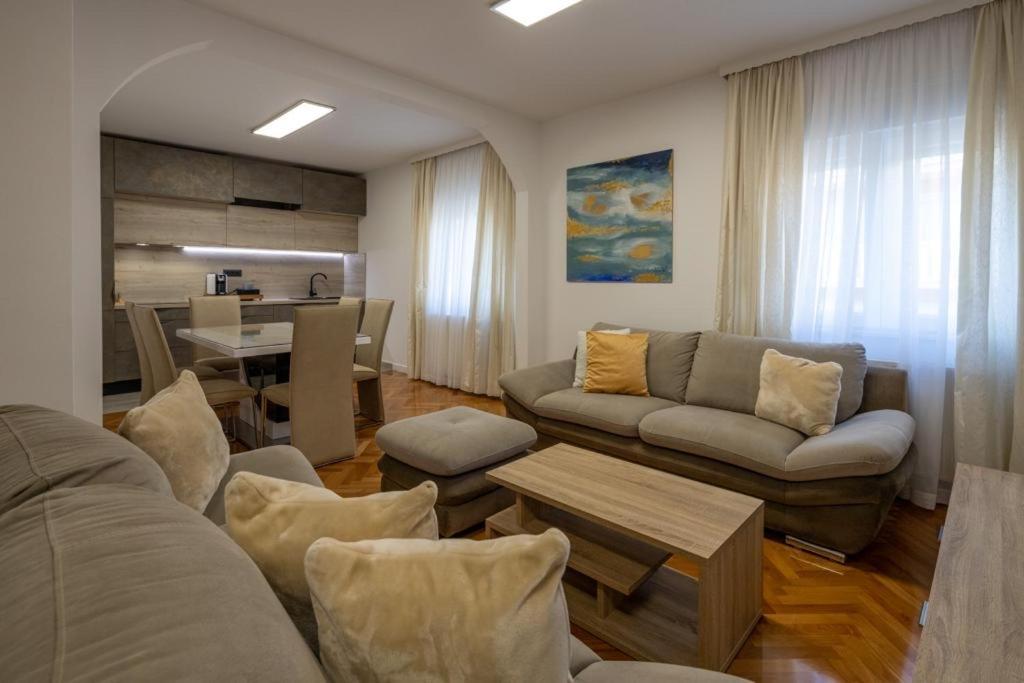Ein Sitzbereich in der Unterkunft Villa Mandalinic