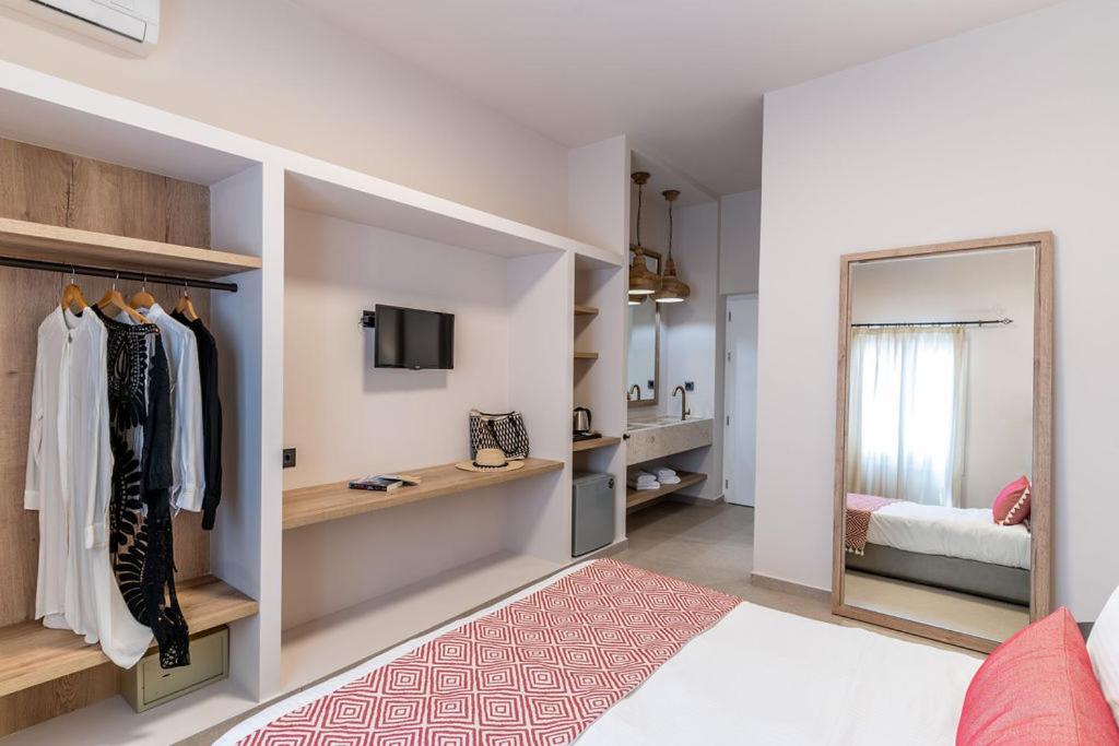 sypialnia z garderobą z lustrem i łóżkiem w obiekcie Hotel Eucalyptus w mieście Mesaria