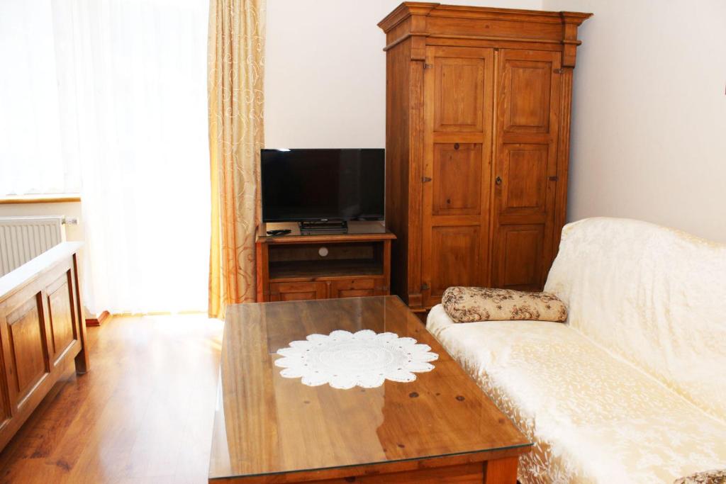 TV a/nebo společenská místnost v ubytování Willa Górskie Retro
