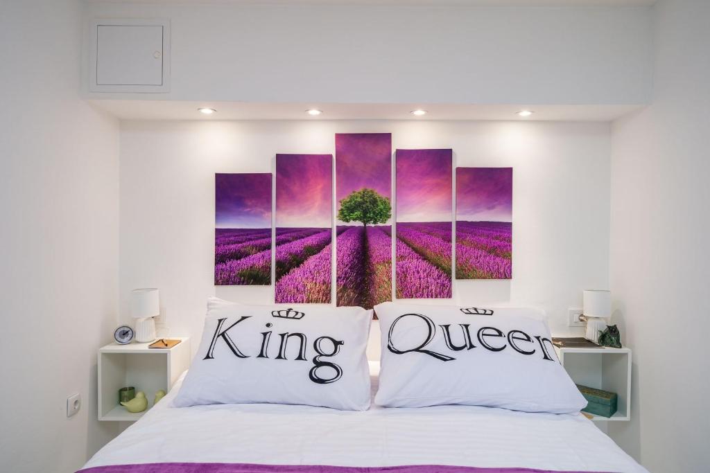 - une chambre avec un lit orné d'une peinture murale dans l'établissement Apartment Laneta, à Dubrovnik