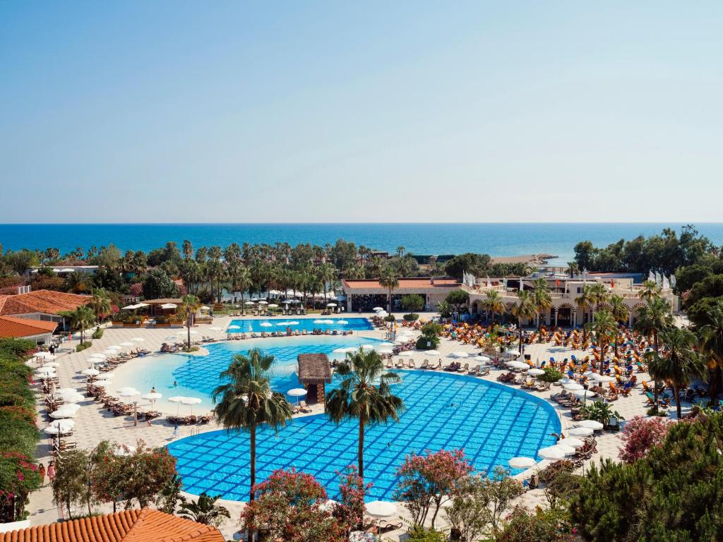 eine Luftansicht auf den Pool im Resort in der Unterkunft Selectum Family Resort Belek in Belek