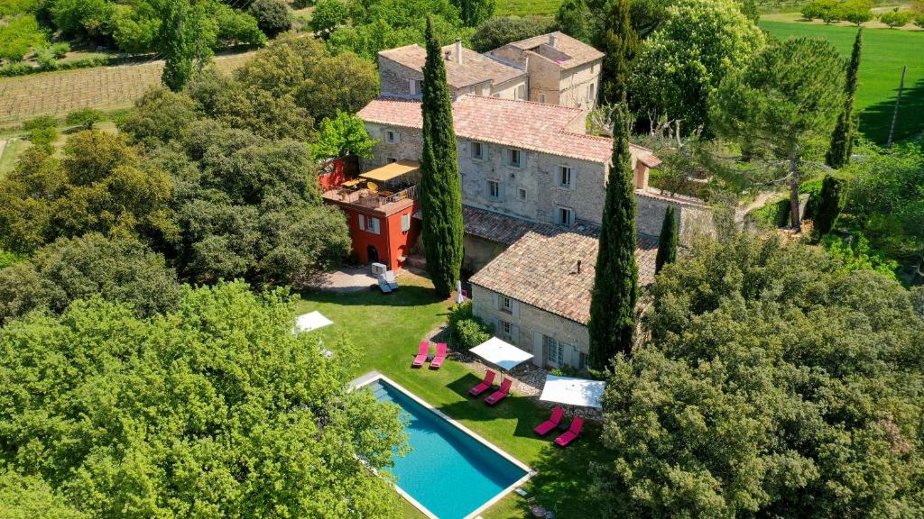 an aerial view of a house with a swimming pool at Le Prieuré La Madelène in Malaucène