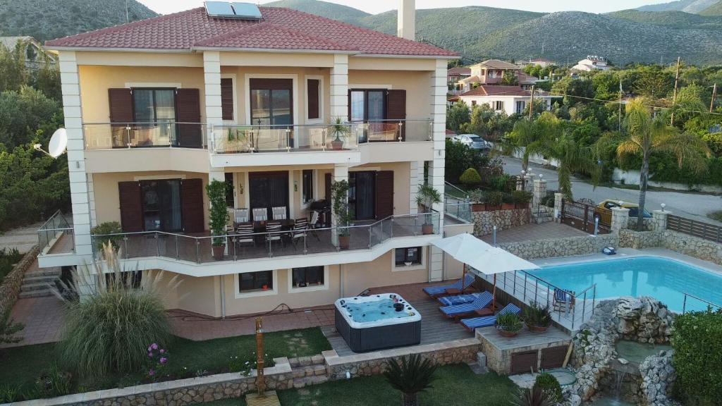 una vista aérea de una casa con piscina en Villa Omega Kefalonia en Karavadhos