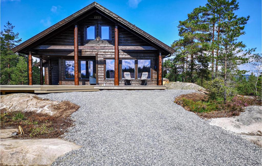 een boomhut met een pad naar een huis bij Stunning Home In Vatnestrm With Sauna 