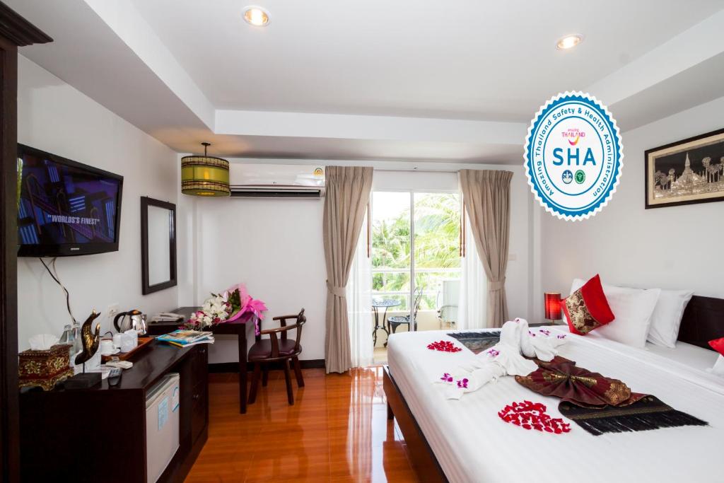 1 dormitorio con 1 cama y escritorio en una habitación en Silver Resortel en Patong Beach