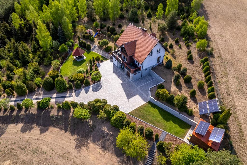 Pohľad z vtáčej perspektívy na ubytovanie Dom na wzgórzu z widokiem na jezioro z balią i sauną