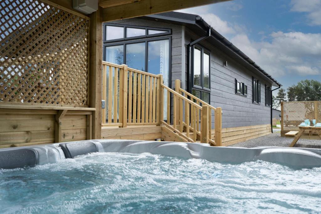 Bazén v ubytování Hollicarrs - Lilypad Lodge nebo v jeho okolí