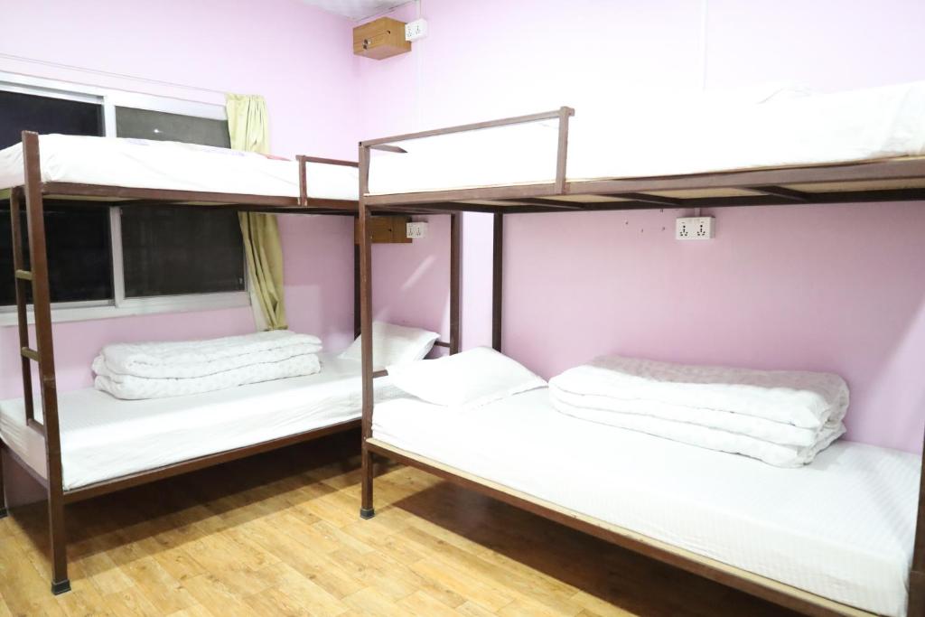 Letto o letti in una camera di Margik Backpackers Hostel